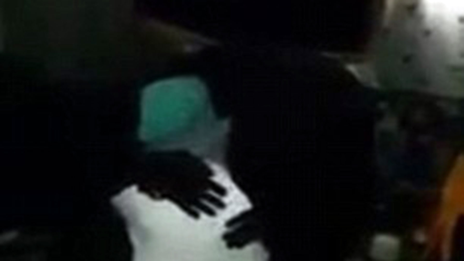 Las pequeñas Islam y Fátima se despiden de su madre