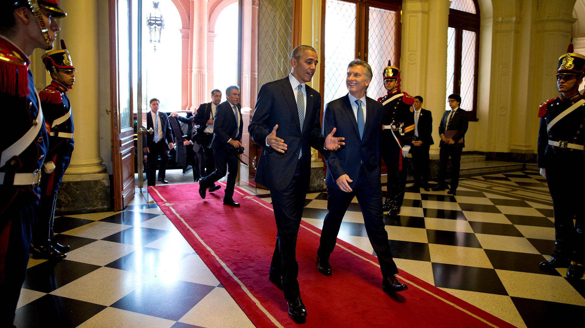 Superando los años de aislamiento, Macri recibió grandes visitas internacionales desde el inicio de su gestión. Aquí, el 23 de marzo, al recibir al entonces presidente de Estados Unidos Barack Obama, un momento de altísima credibilidad del Gobierno en el mundo, que todavía estaba impactado por la manera en que Cambiemos le ganó al kirchnerismo en las elecciones.