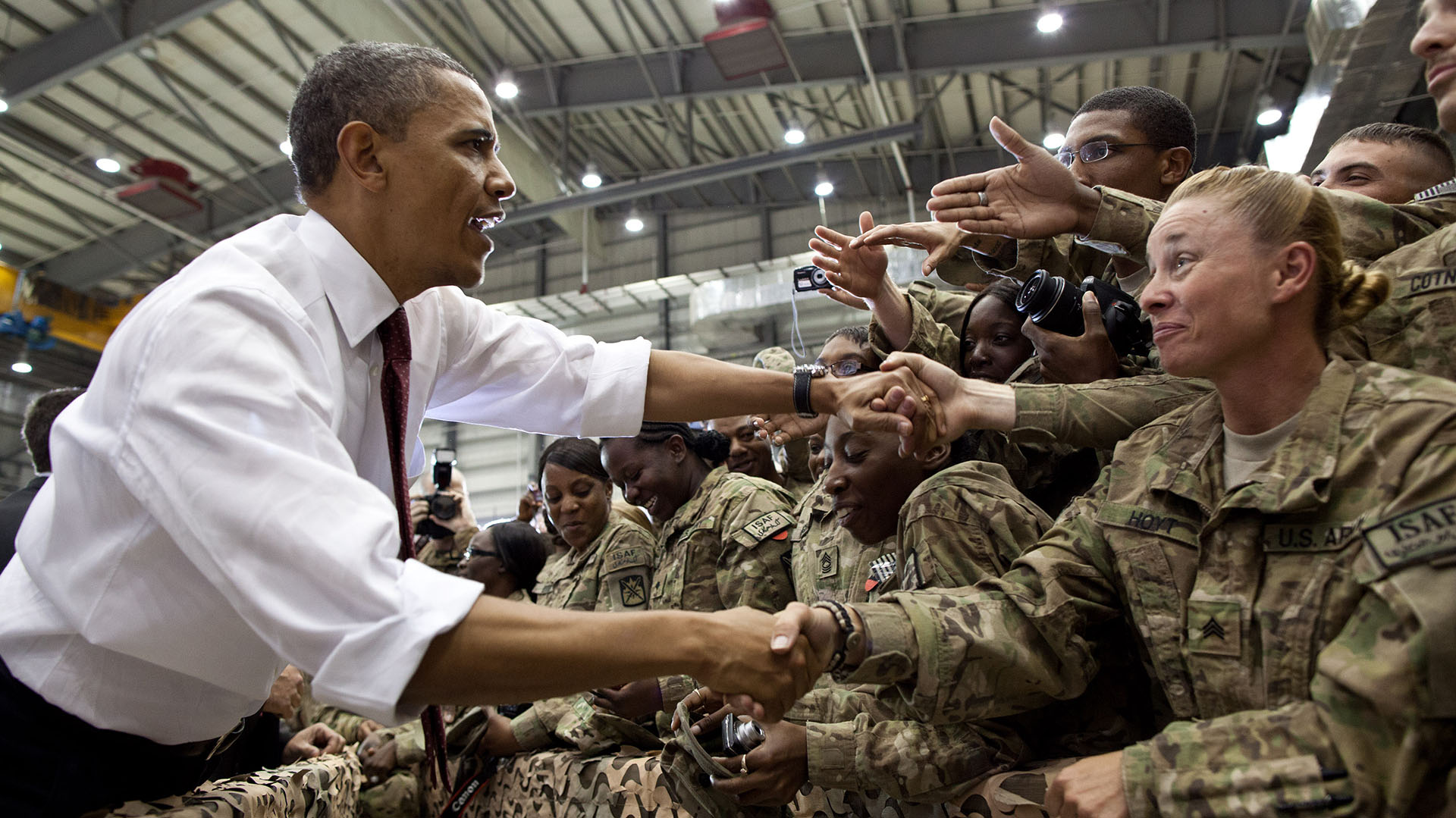 Obama saluda a las tropas estadounidenses en la base Bagram de Afganistán tras una visita sopresiva el 1° de May de 2012. (Official White House Photo by Pete Souza)