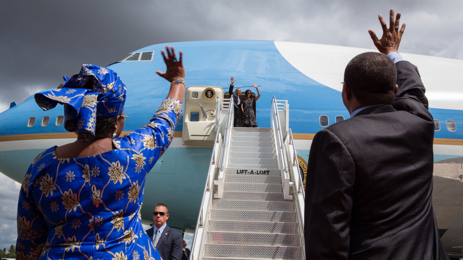 El presidente Obama lanzó el programa “Trade Africa” (Comercio con África) para impulsar los vínculos comerciales con África y dentro de África durante el viaje que realizó a tres países del continente en el verano de 2013. El presidente y la primera dama saludan al presidente Jakaya Kikwete de Tanzania y a su primera dama, Salma Kikwete, desde el avión presidencial Air Force One antes de partir de Dar es Salam, Tanzania. El presidente también visitó Sudáfrica y Senegal.