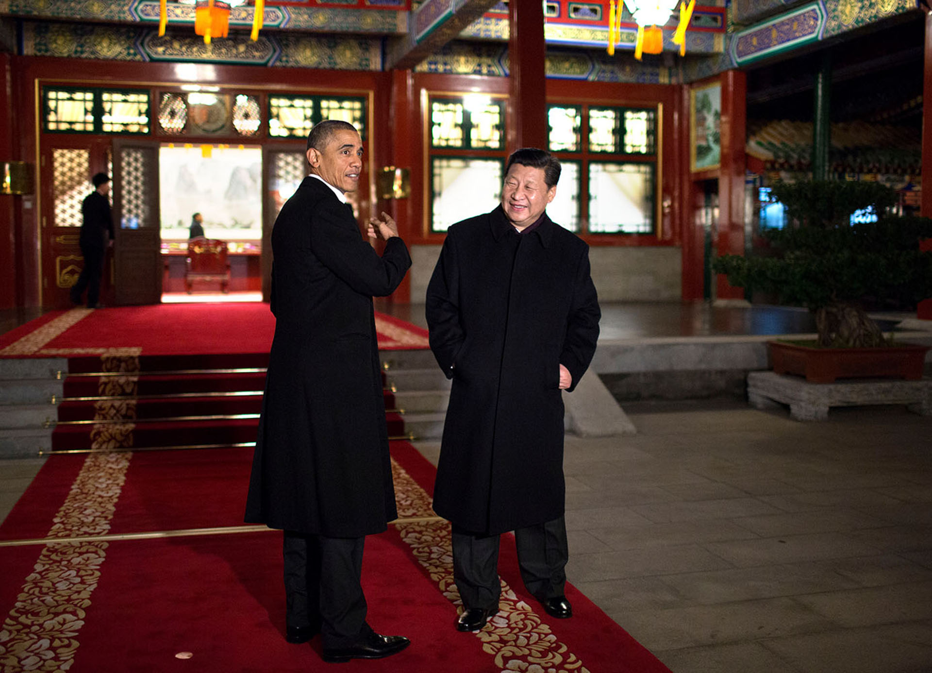 Los presidentes Obama y Xi Jinping de China anunciaron nuevos e históricos objetivos para la reducción de las emisiones de gases de efecto invernadero durante el viaje de noviembre de 2014 a Beijing. Ambos líderes fueron instrumentales en lograr el acuerdo de París de 2015 en el que 200 países se comprometieron a limitar los impactos dañinos del cambio climático.