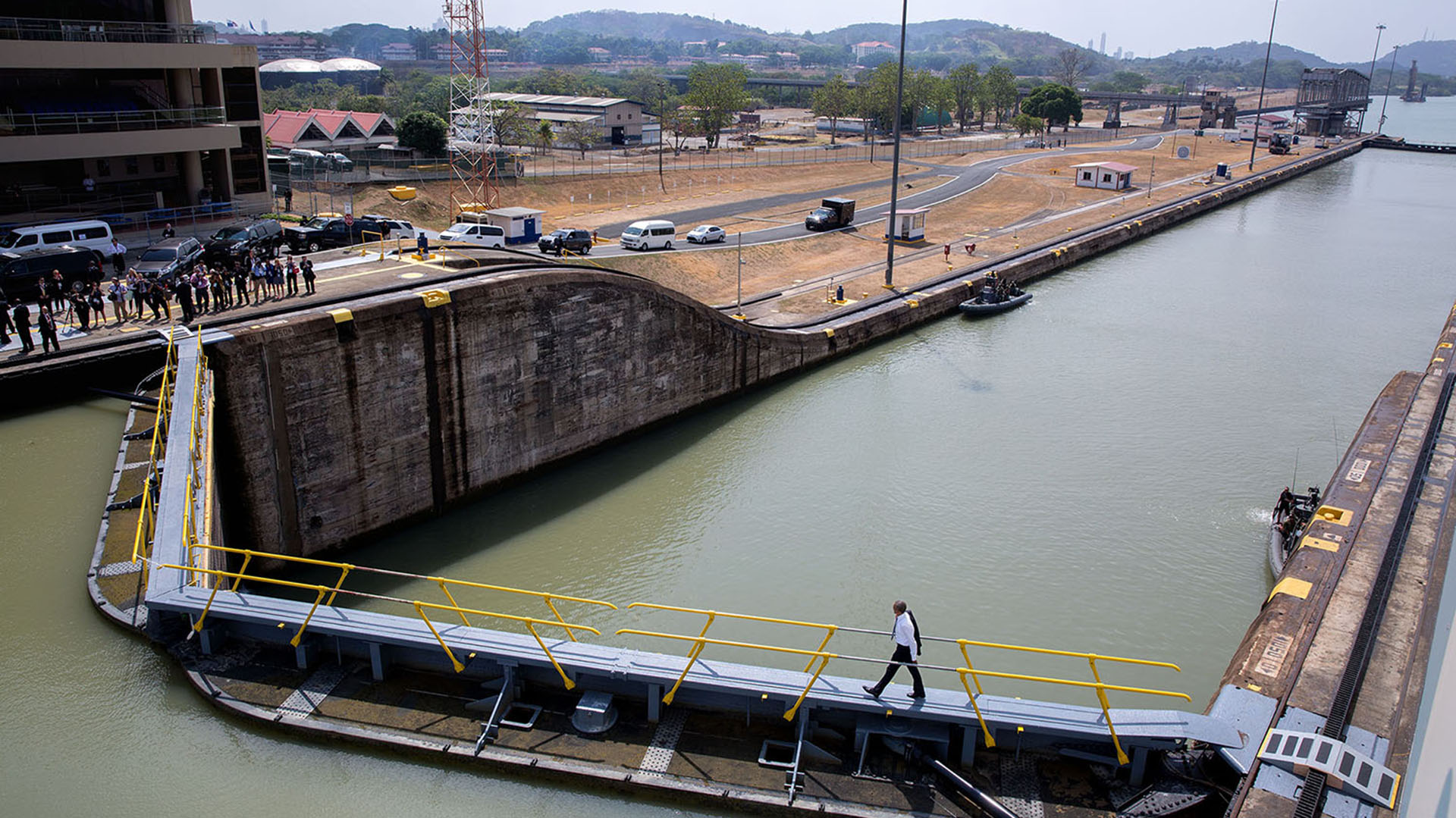 Visita a la torre de control del Canal de Panamá, 10 de abril de 2015 (Official White House Photo by Pete Souza)