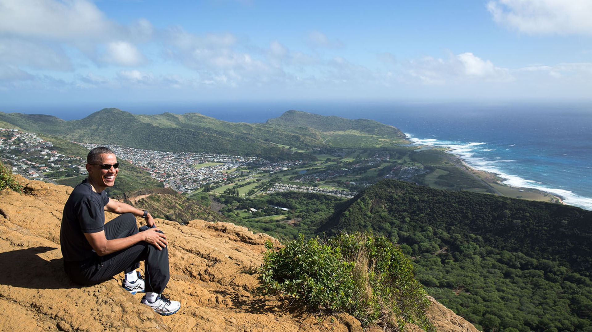 En la cima del crater de Koko Head, en Hawaii, lueg de trepar por una camino de 1,048 escalones de madera. (Official White House Photo by Pete Souza).