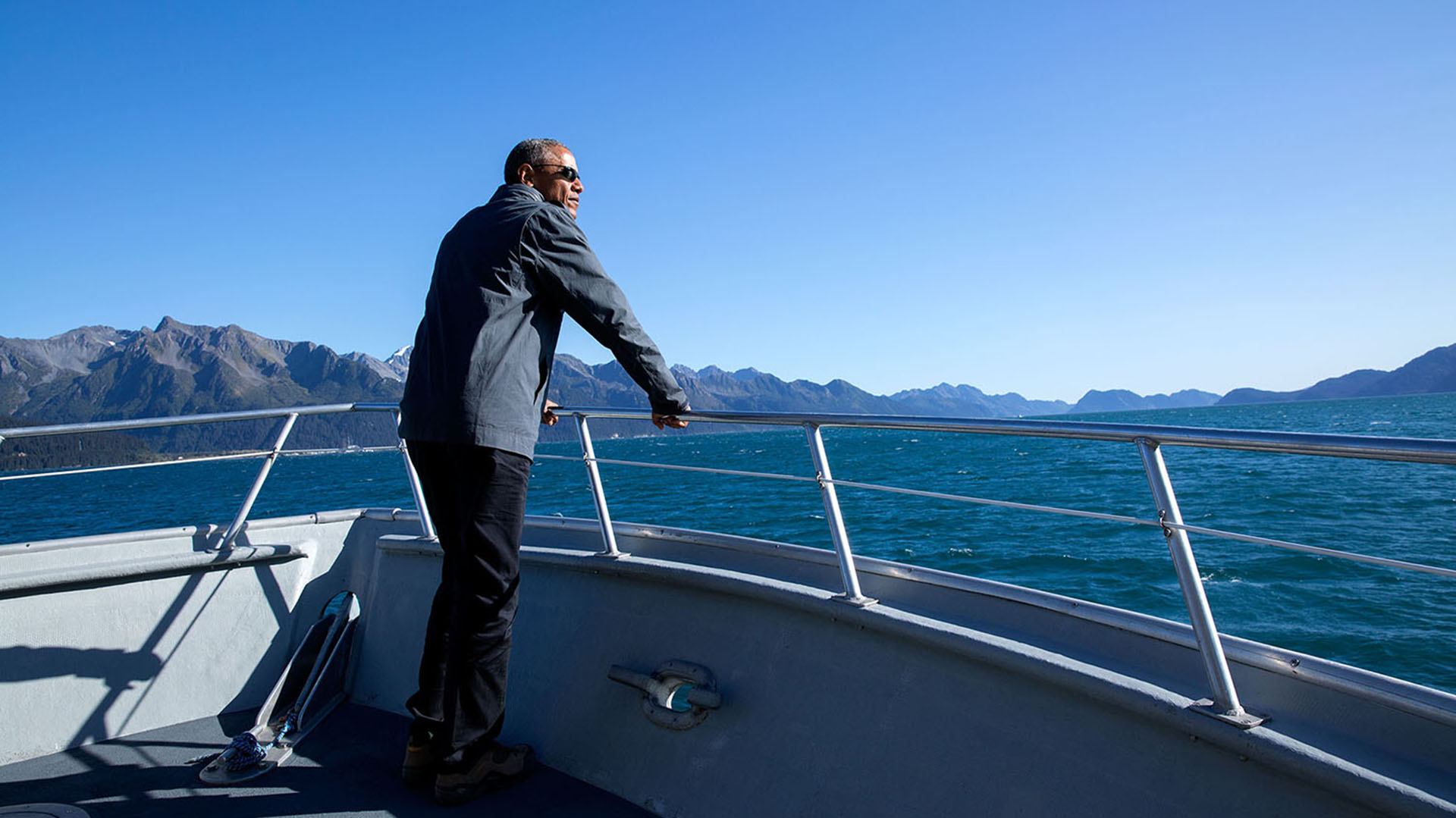 Obama abordo de un bote en el Parque Nacional de los fiordos Kenai en Alaska. 1° d septiembre de 2015 (Official White House Photo by Pete Souza).