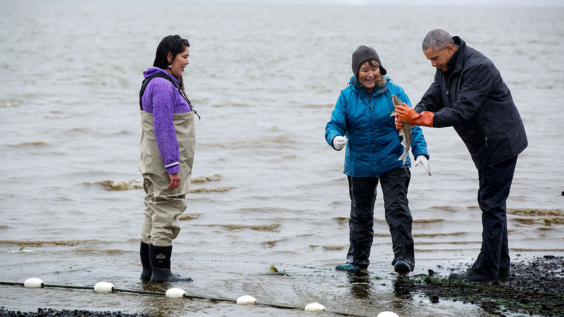 Obama junto a una pescadora de salmon at Kanakanak Beach en Bristol Bay, Alaska. 2 de septiembre, 2015 (Official White House Photo by Pete Souza)
