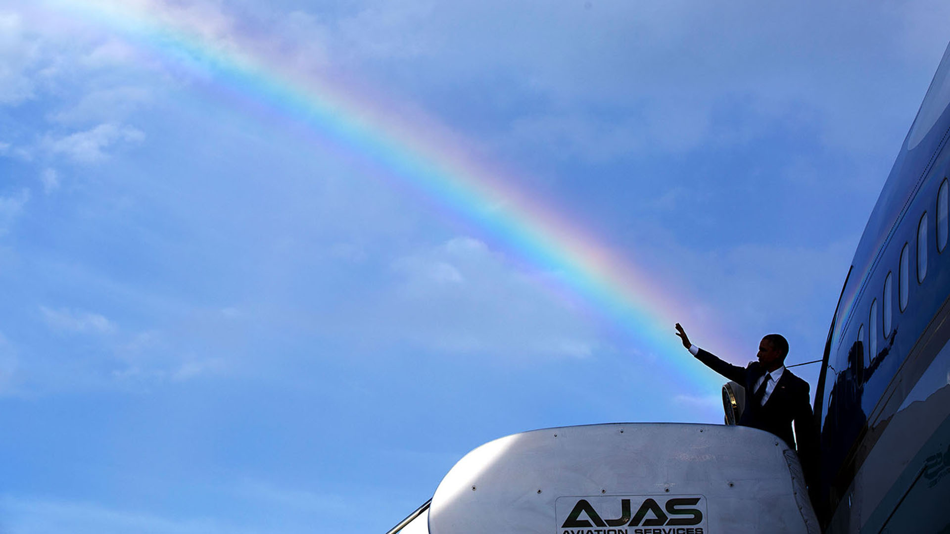 Obama saluda al despedirse de Jamaica, en el Aeropuerto de Norman Manley de Kingston el 9 de abril de 2015 (Official White House Photo by Pete Souza).