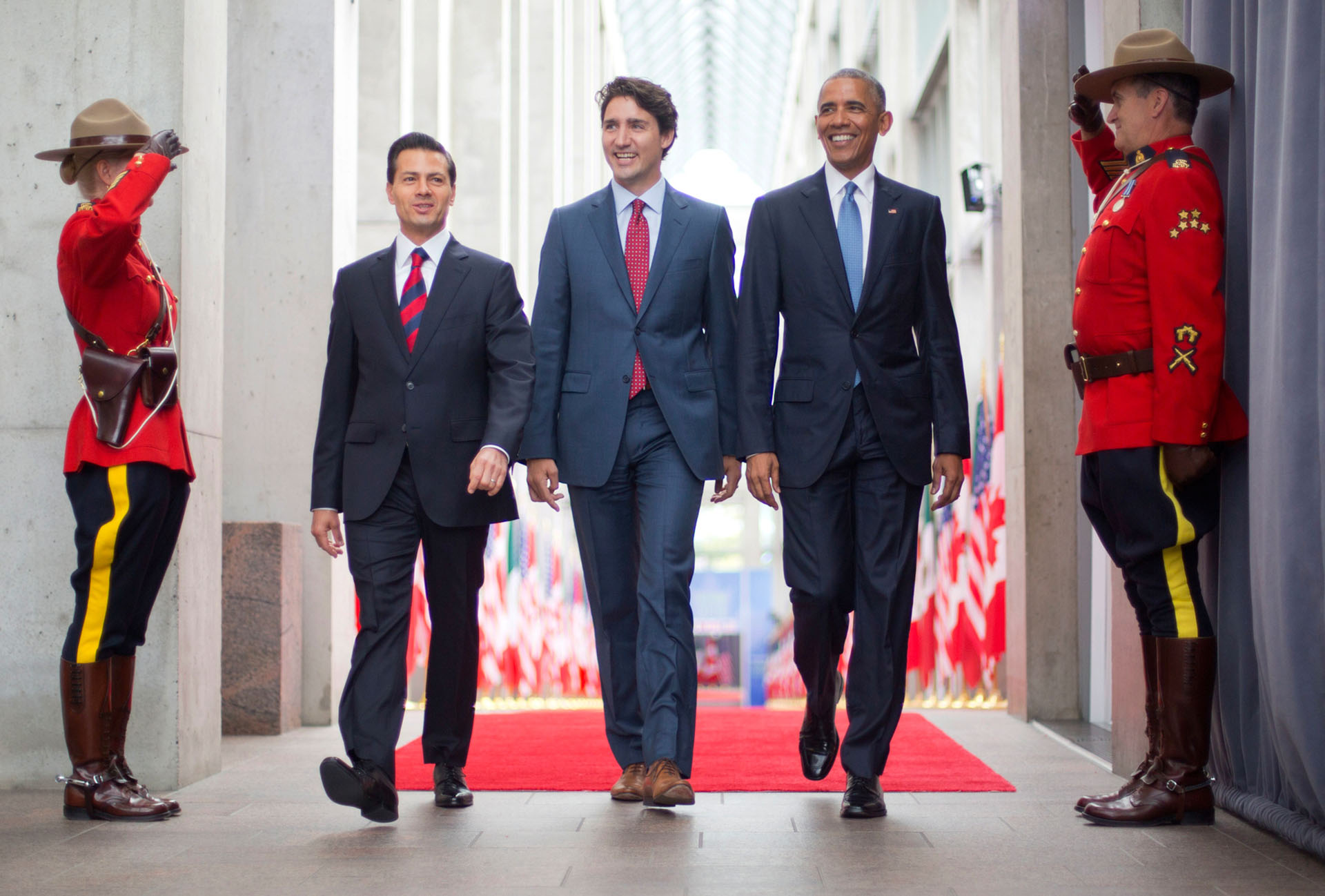 Los temas de energía limpia y el clima fueron el centro de atención cuando el presidente Obama se reunió con el presidente de México, Enrique Peña Nieto (izda.), y el presidente de Canadá Justin Trudeau (centro), en Ottawa, Canadá, en junio de 2016 durante la Cumbre de Líderes de América del Norte. Canadá también fue el primer país que el presidente Obama visitó después de asumir el cargo en 2009.