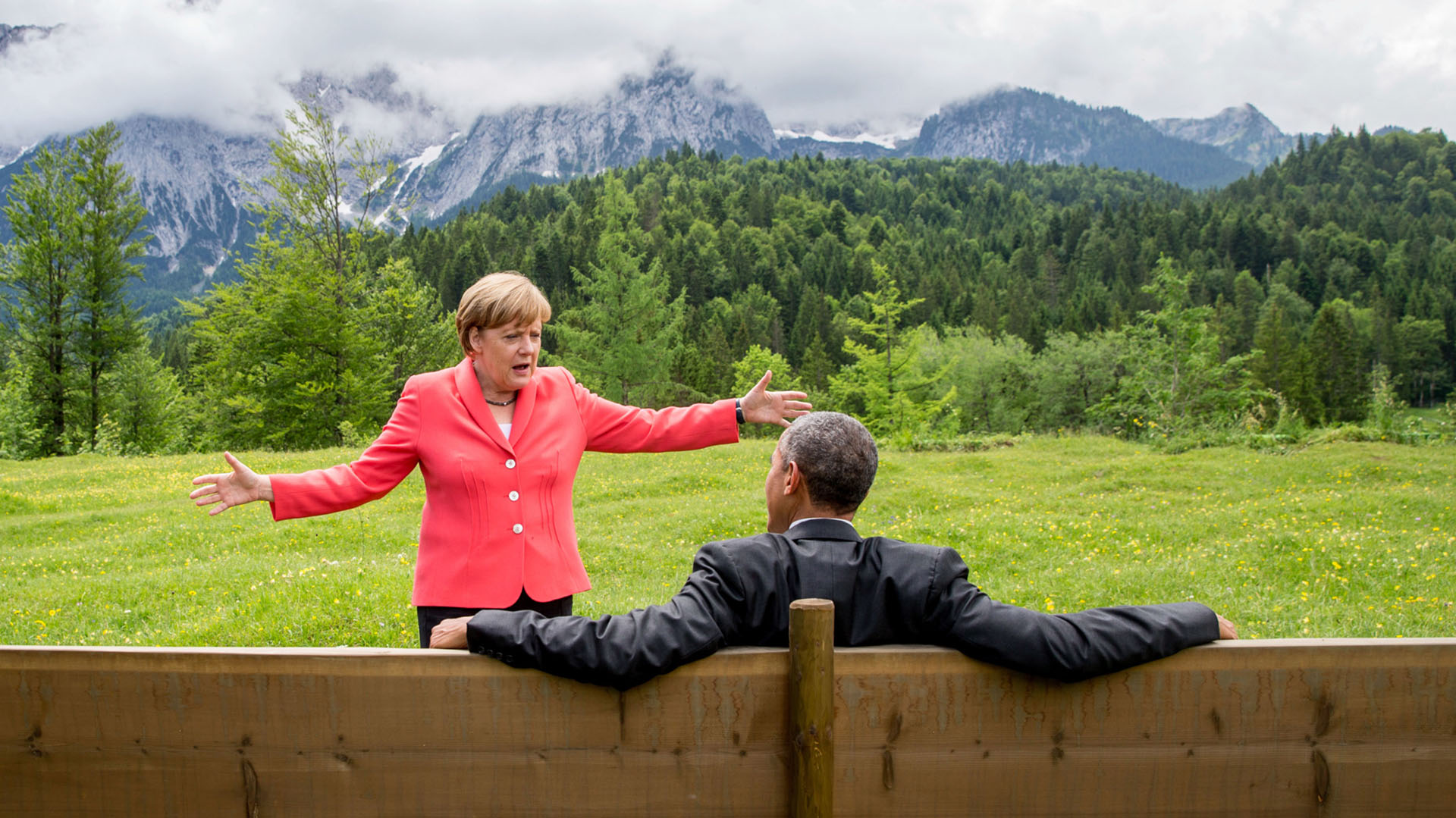 La canciller alemana, Angela Merkel, ha sido uno de los socios más cercanos del presidente Obama en el transcurso de los ocho años de la presidencia. Los dos trabajaron juntos para restablecer la estabilidad en la economía mundial, enfrentar la crisis de los refugiados, combatir el cambio climático y lograr el acuerdo nuclear con Irán. En esta imagen se les ve en conversación en Schloss Elmau, un hotel cerca de Garmisch-Partenkirchen (Alemania), durante la cumbre G7 en junio de 2015.