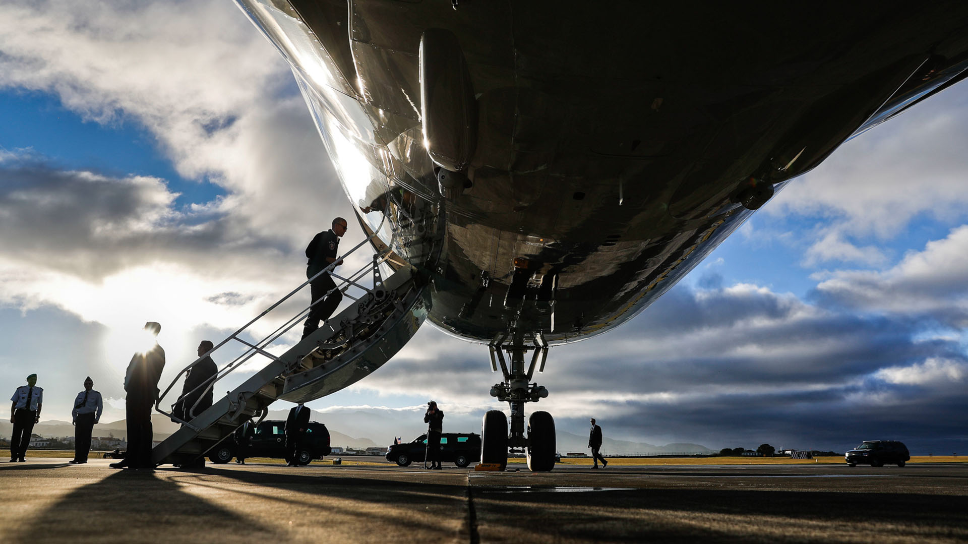 El presidente Obama aborda el avión presidencial Air Force One durante una parada para reabastecimiento de combustible en camino hacia Perú, el último viaje internacional de su presidencia