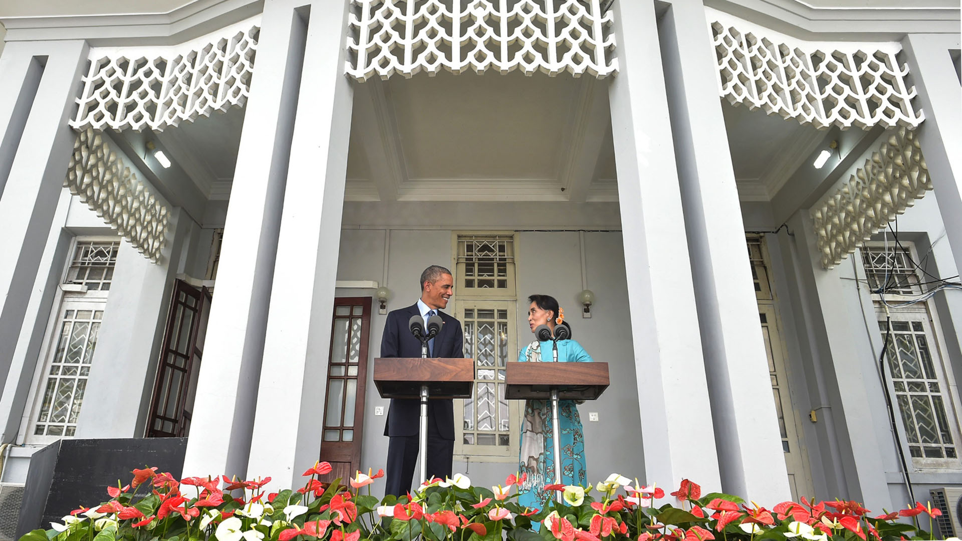 “Daw Suu, tú ayudaste a colocar este país en un mejor sendero”, dijo el presidente Obama en septiembre de 2016, parado frente a la casa en la que Aung San Suu Kyi soportó años de confinamiento como presa política. Al comienzo del año, Suu Kyi asumió el cargo después que el pueblo birmano votara por su partido en lo que fue una victoria aplastante. Su transformación política refleja la de su país, el cual ha superado décadas de regímenes militares hasta alcanzar la democracia.