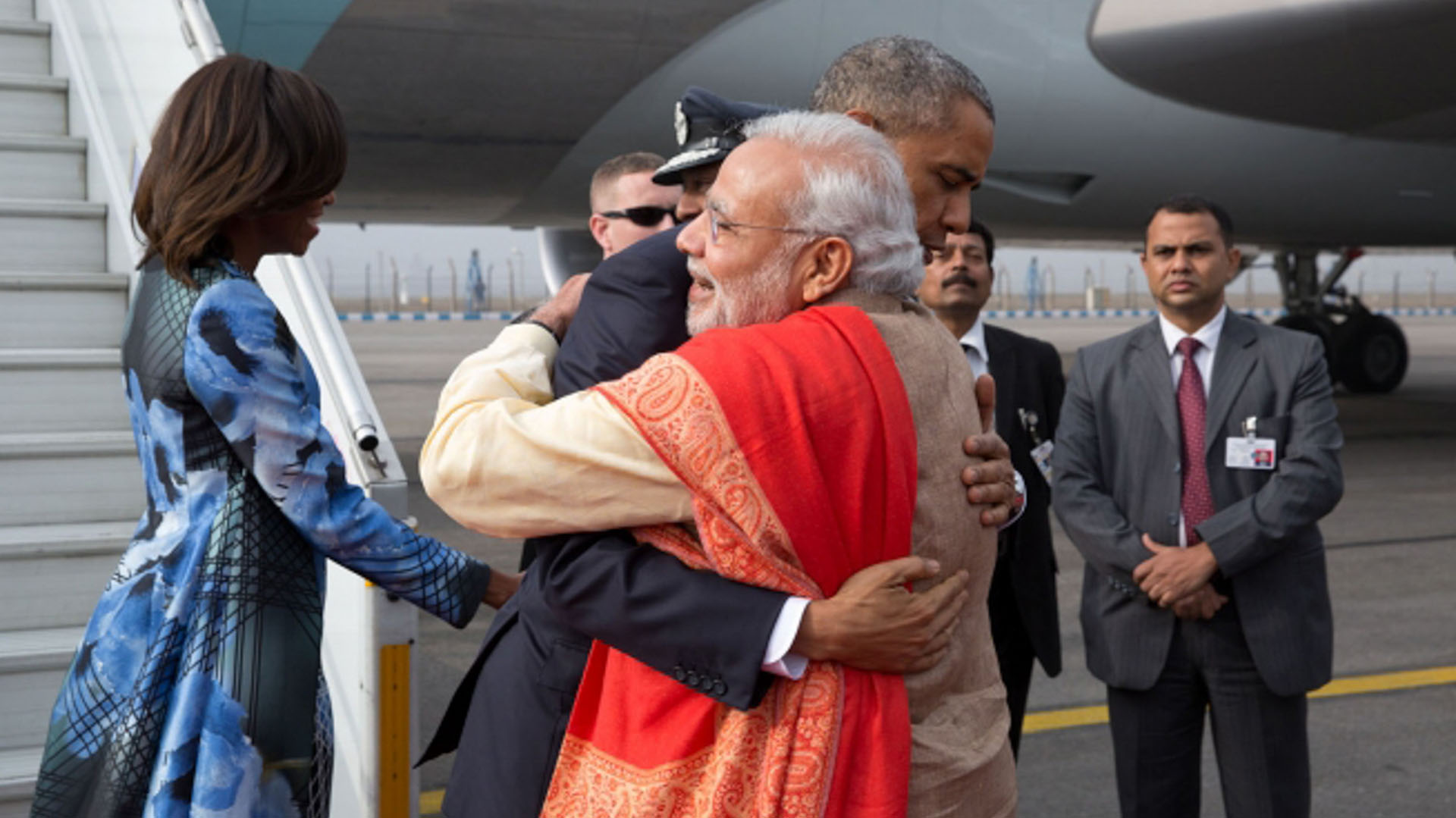 Estados Unidos y la India anunciaron varias iniciativas con respecto a la energía limpia durante la visita del presidente Obama a la India en enero de 2015, la segunda que realizó el presidente a ese país. Obama, con la primera dama, Michelle Obama, saluda al primer ministro, Narendra Modi, a su llegada a Nueva Delhi. Posteriormente, India firmó el acuerdo climático histórico de París que cuenta con más de 170 países para combatir el cambio climático.