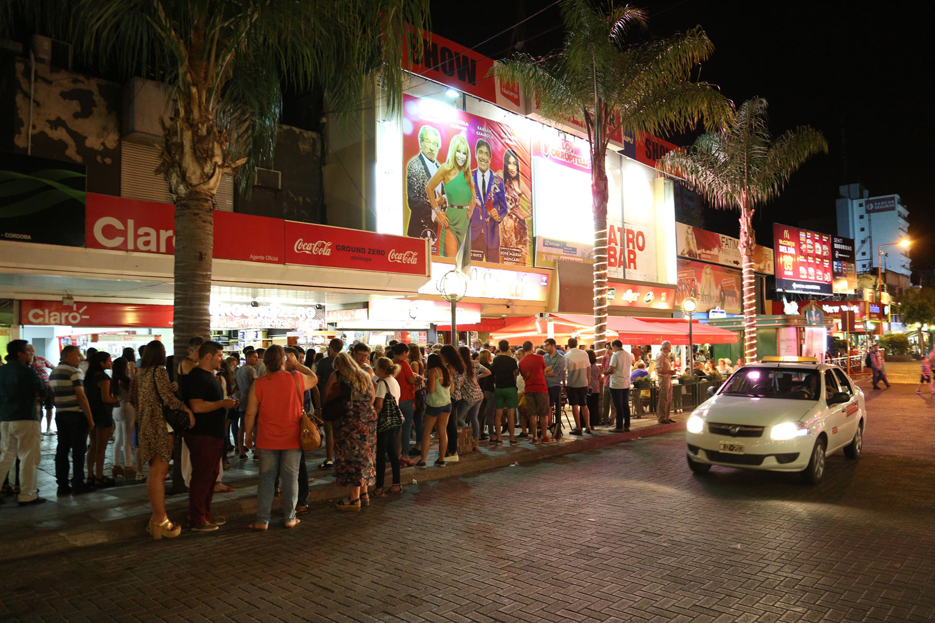 La gente haciendo fila para el estreno de “Los Corruptelli”