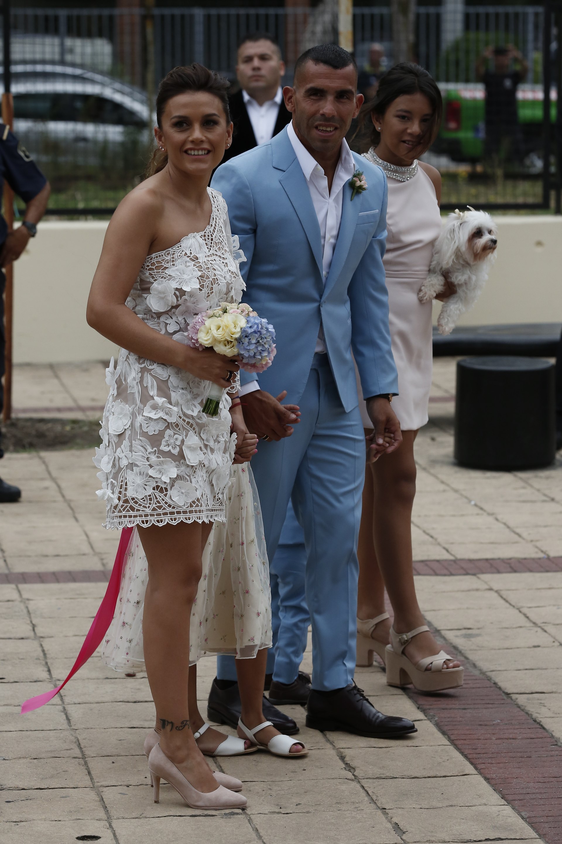 Vanesa Mansilla lució un vestido del diseñador argentino Javier Saiach- de un solo hombro en tono off white, confeccionado a mano con un tul de seda natural con aplicaciones de flores en volumen
