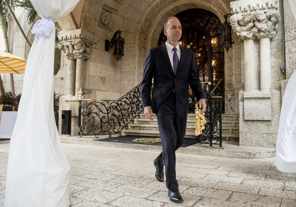 Dennis Muilenburg, CEO de Boeing, luego de su reunión con Trump en Palm Beach (AP)