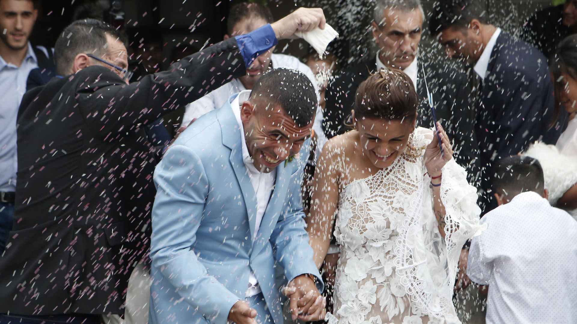 Tras dar el sí, los invitados le tiraron arroz a los novios