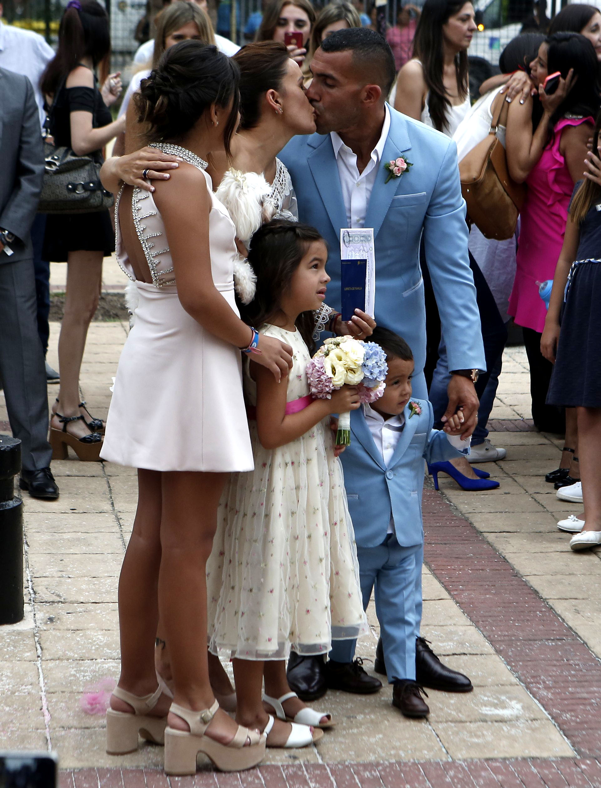 El beso apasionado de los recién casados