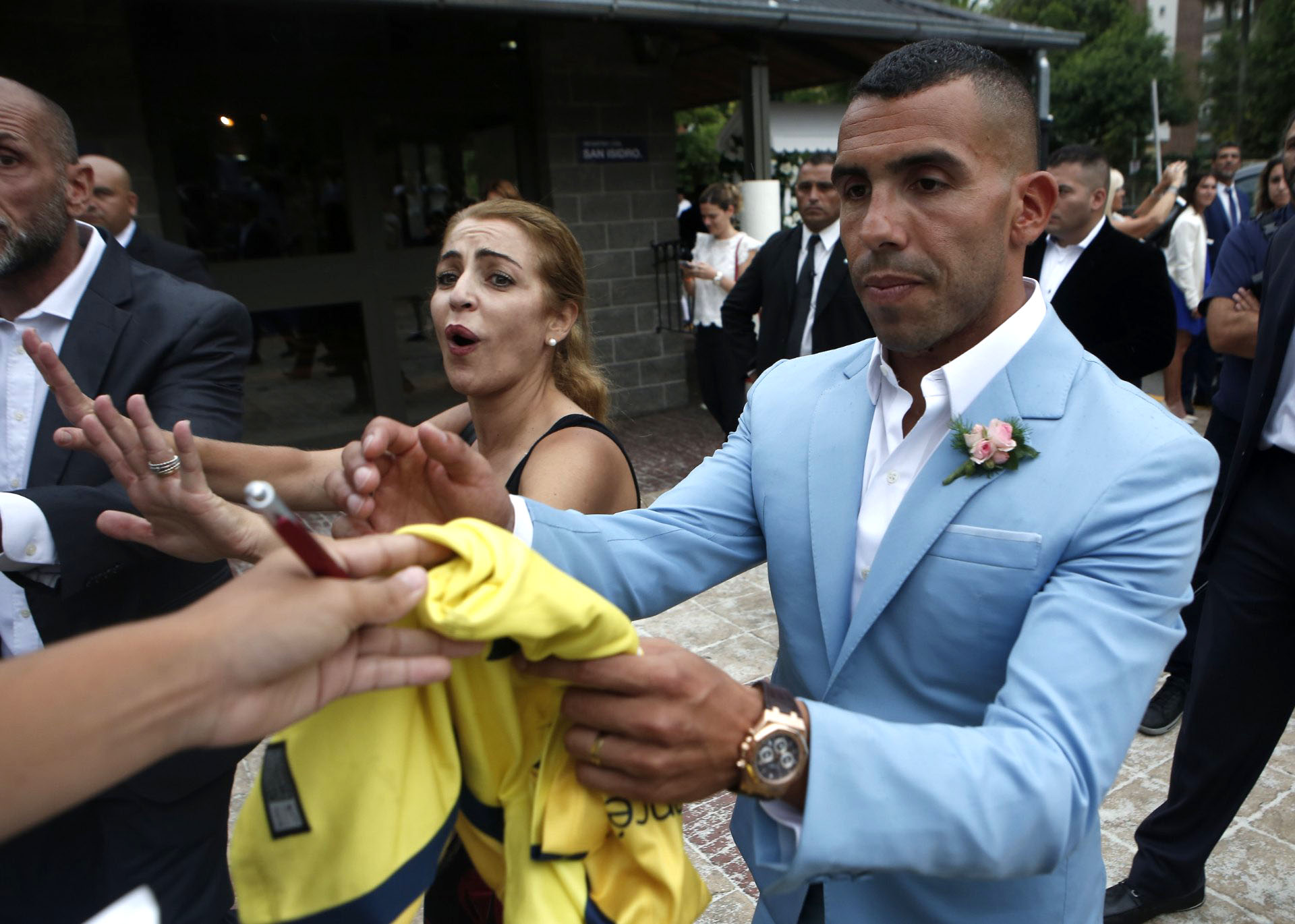 Tevez firmó camisetas a los fanáticos que fueron hasta el Registro Civil de San Isidro