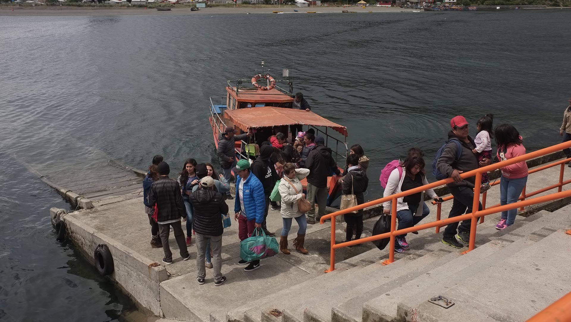 En Puerto Montt la gente también evacúa en pequeños barcos pesqueros