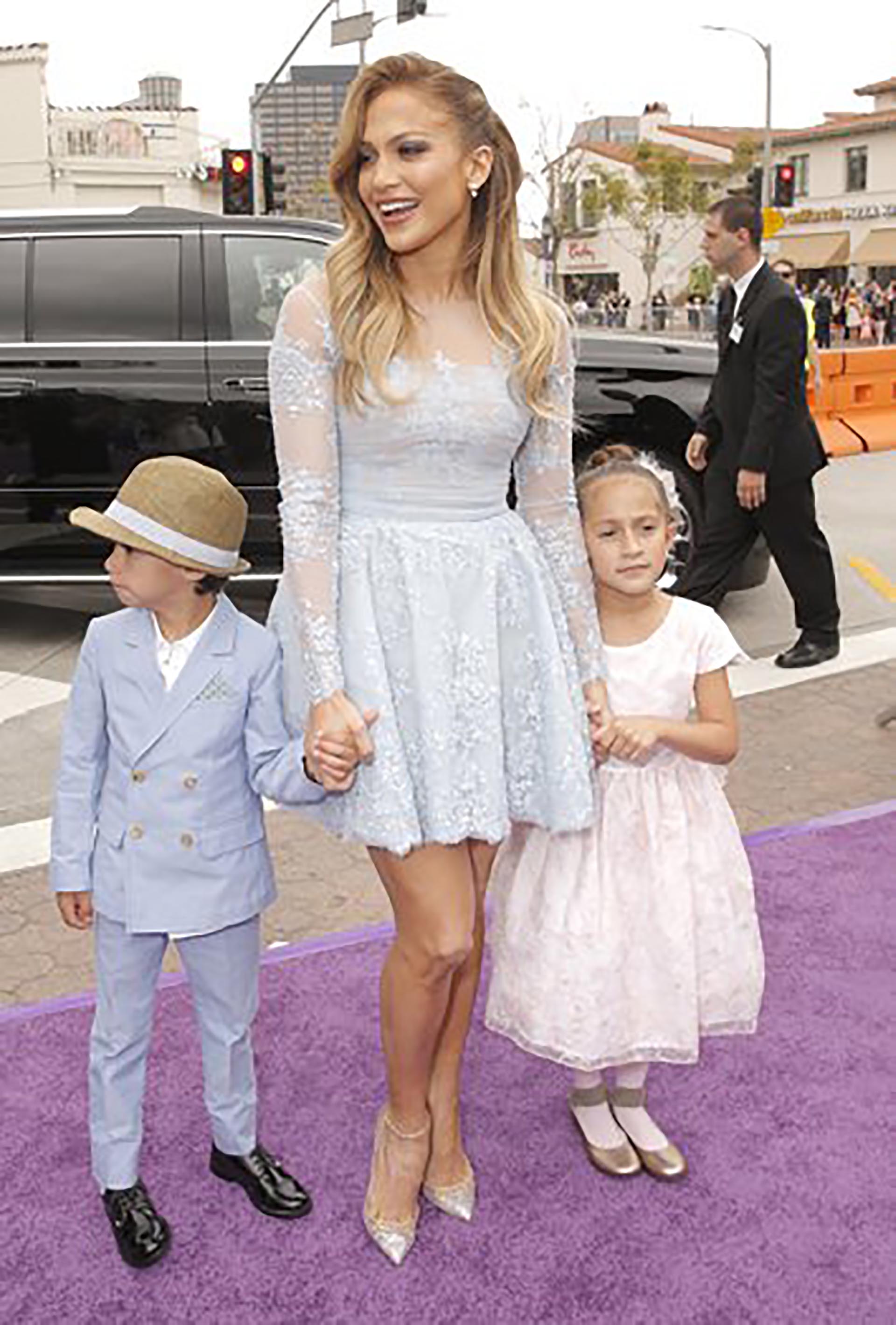 (AP) Jennifer Lopez con sus gemelos Max y Emme, de 9 años