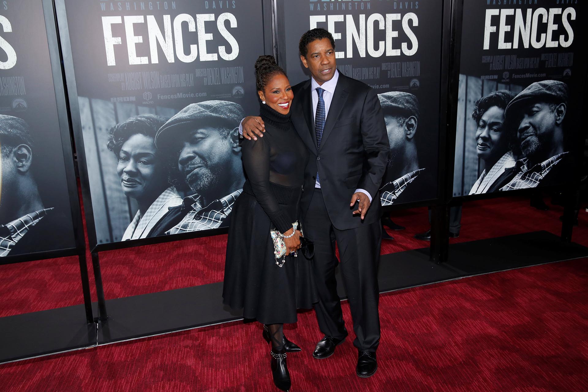 Denzel Washington, quien también dirigió “Fences”, arribó a la red carpet en Nueva York, en compañía de su esposa Pauletta