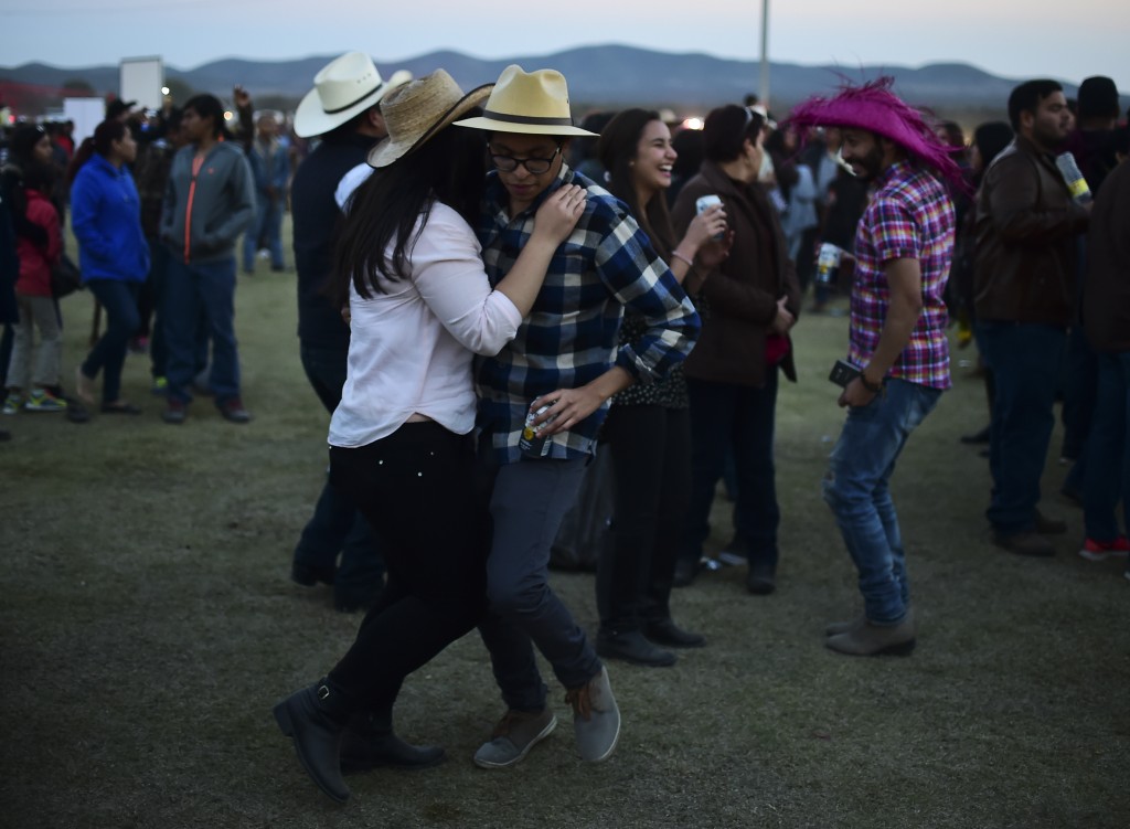 Algunos de los invitados en el evento en San Luis Potosí viralizado en redes sociales (AFP)