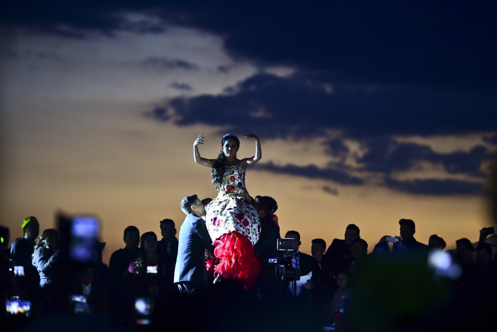 Rubí llevada en alzas durante su fiesta (AFP)
