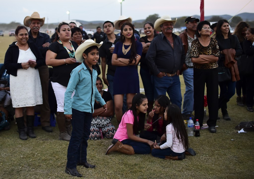 Entre los muchos eventos hubo una carrera de caballos que se saldó con la muerte de un hombre (AFP)