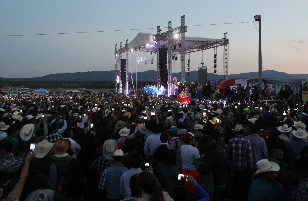 Música y smartphones, infaltables en un evento viral (EFE)