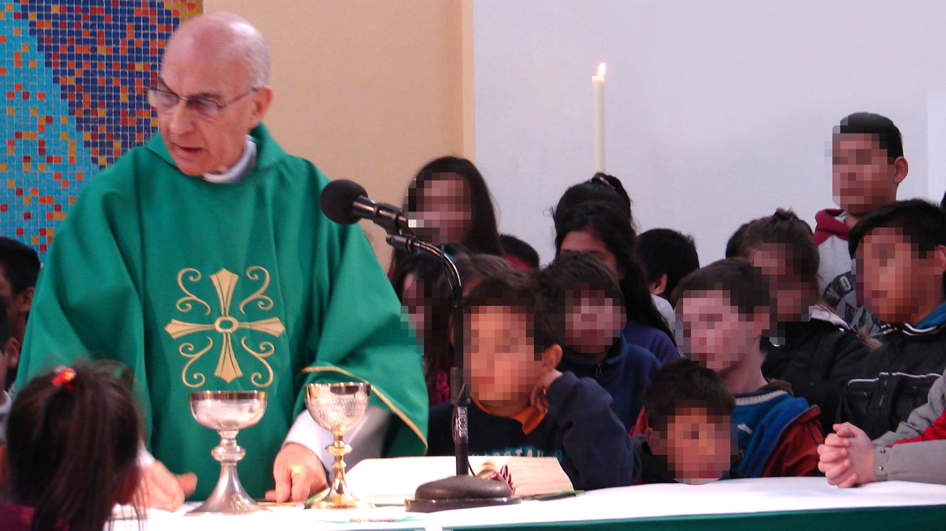 Roberto Toledo es actualmente el sacerdote de la parroquia Nuestra Señora de Luján del barrio de Sarandí, en la localidad de Avellaneda