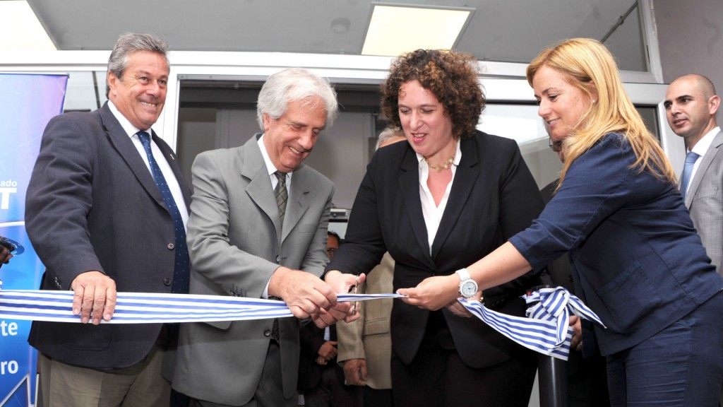 El intendente de Maldonado, Enrique Antía, el presidente de Uruguay, Tabaré Vázquez , y la embajadora de Israel en Uruguay, Nina Ben Ami durante la  inauguración (EFE)
