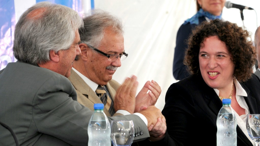 Tabaré Vázquez, el ministro de Defensa Nacional, Jorge Menéndez, y Nina Ben Ami durante otro momento la inauguración del centro de vigilancia en Punta del Este (EFE)