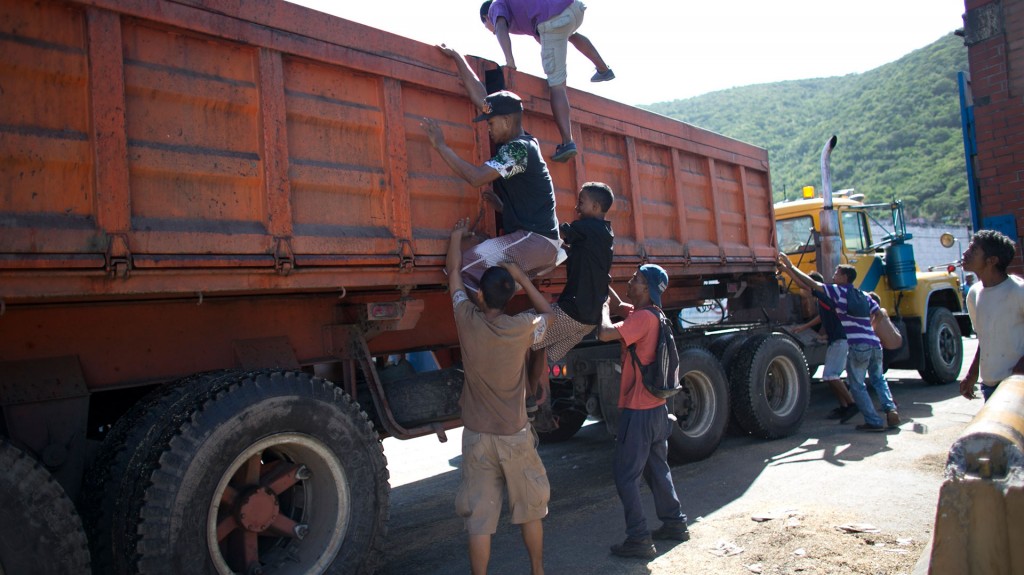 Muchos venezolanos se juegan la vida por un poco de comida (AP)