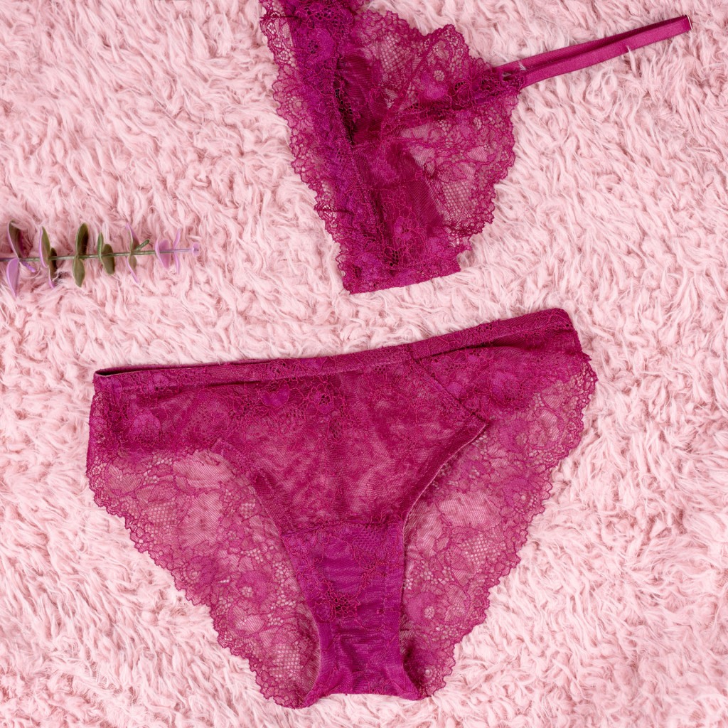 Ropa interior rosa magenta de encaje atrae el amor para el año 2017 (iStock)