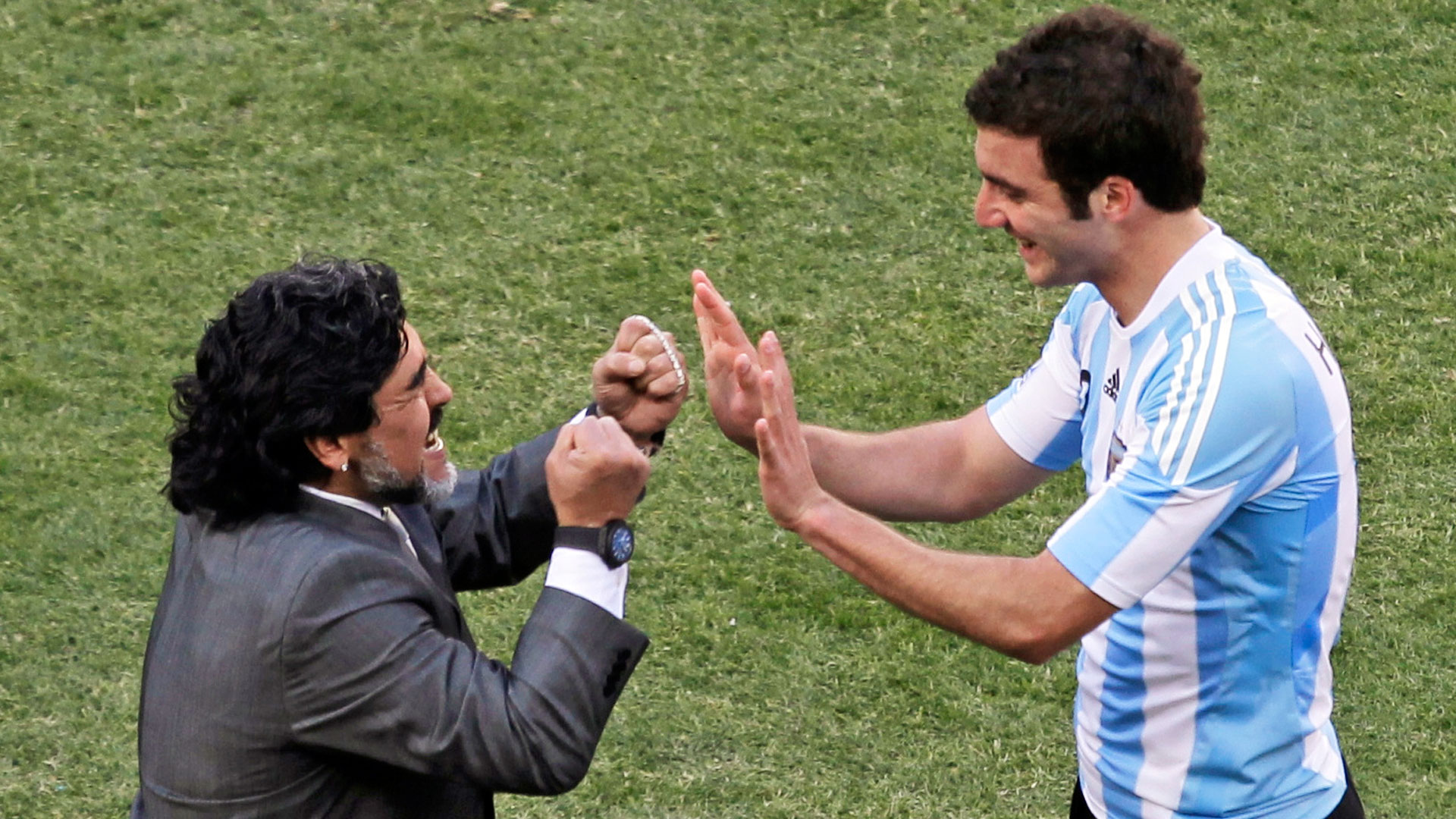 Diego y su saludo con Higuaín, al que hizo debutar en la Selección (Foto: AP)