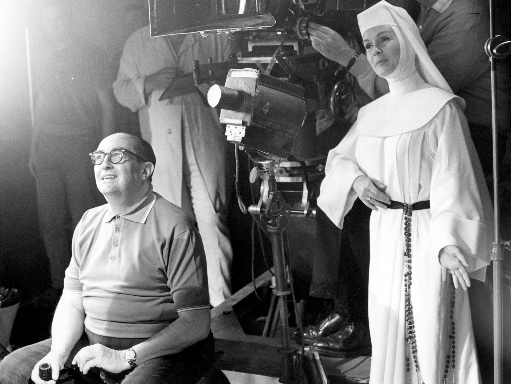 Debbie Reynolds vestida como una monja para interpretar la película ‘Singin Nun’, de 1966 (AP)