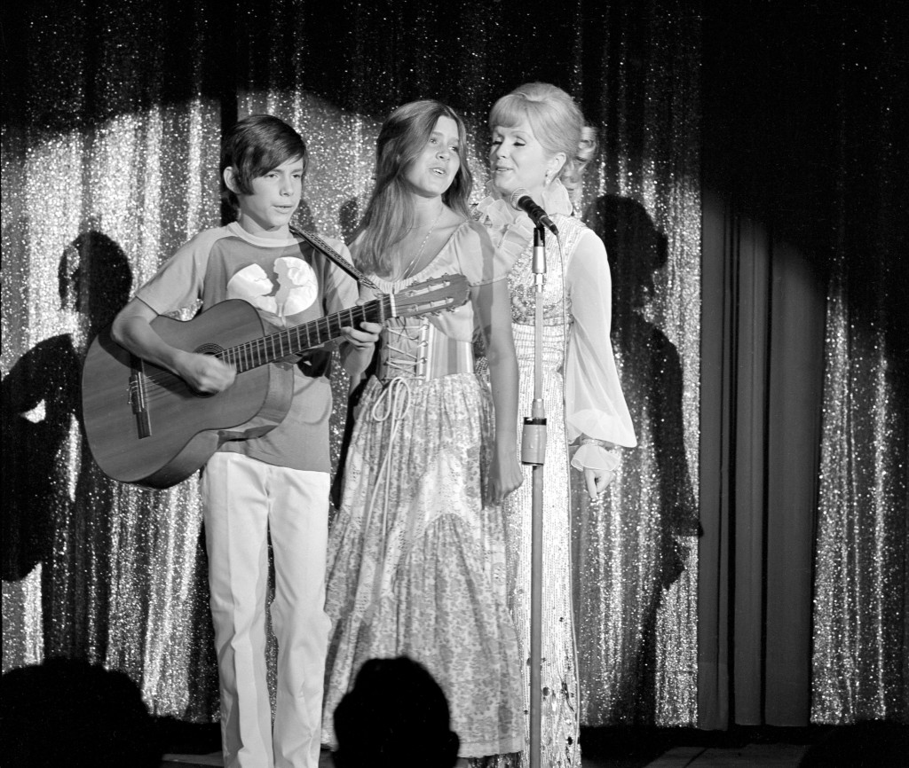 Las actrices estadounidenses Debbie Reynolds y sus hijos Carrie Fisher y Todd Fisher en la noche de apertura del espectáculo de Reynolds en el Desert Inn de Las Vegas, Nevada, EE.UU. el 28 de julio de 1971 (EFE)