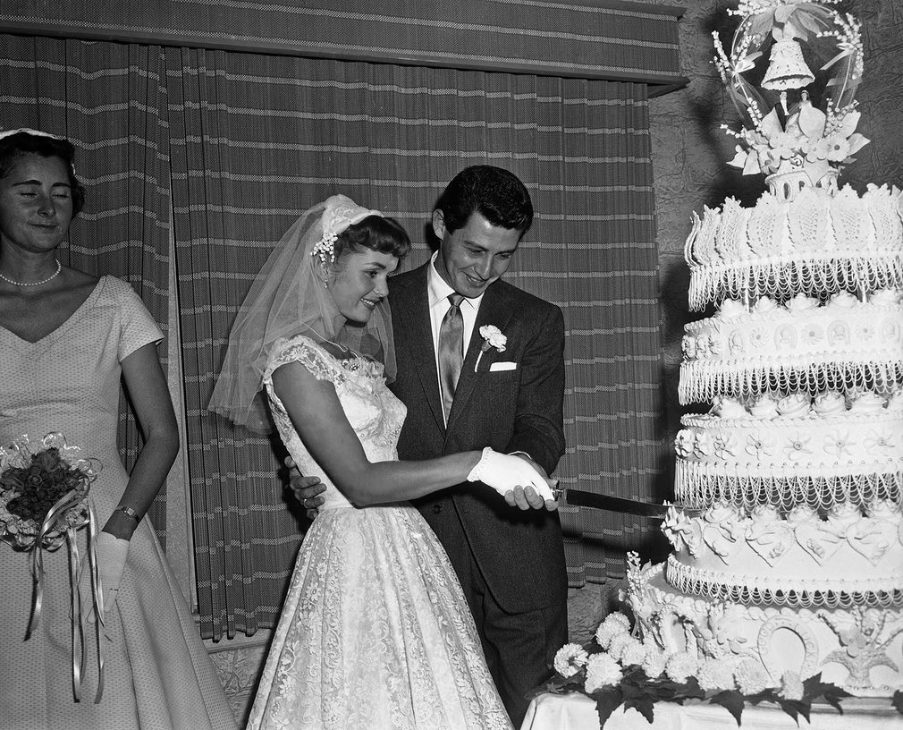 El matrimonio con el cantante Eddie Fisher en Grossinger, Nueva York, el 26 de septiembre de 1955 (AP)