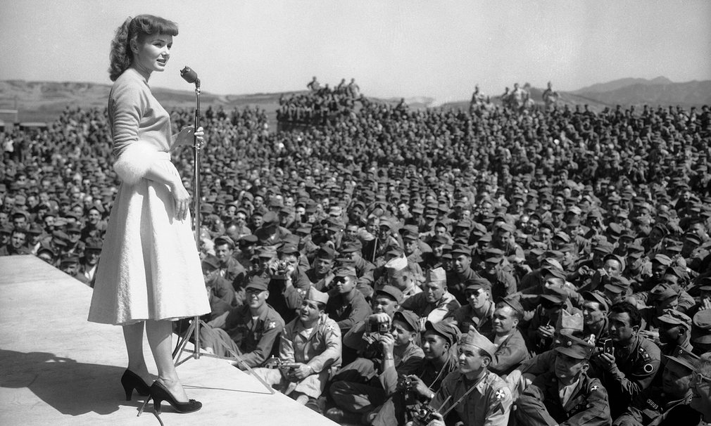 Debbie Reynolds cantando para las tropas estadounidenses en Seúl, Corea del Sur, el 23 de mayo 1955 (AP)