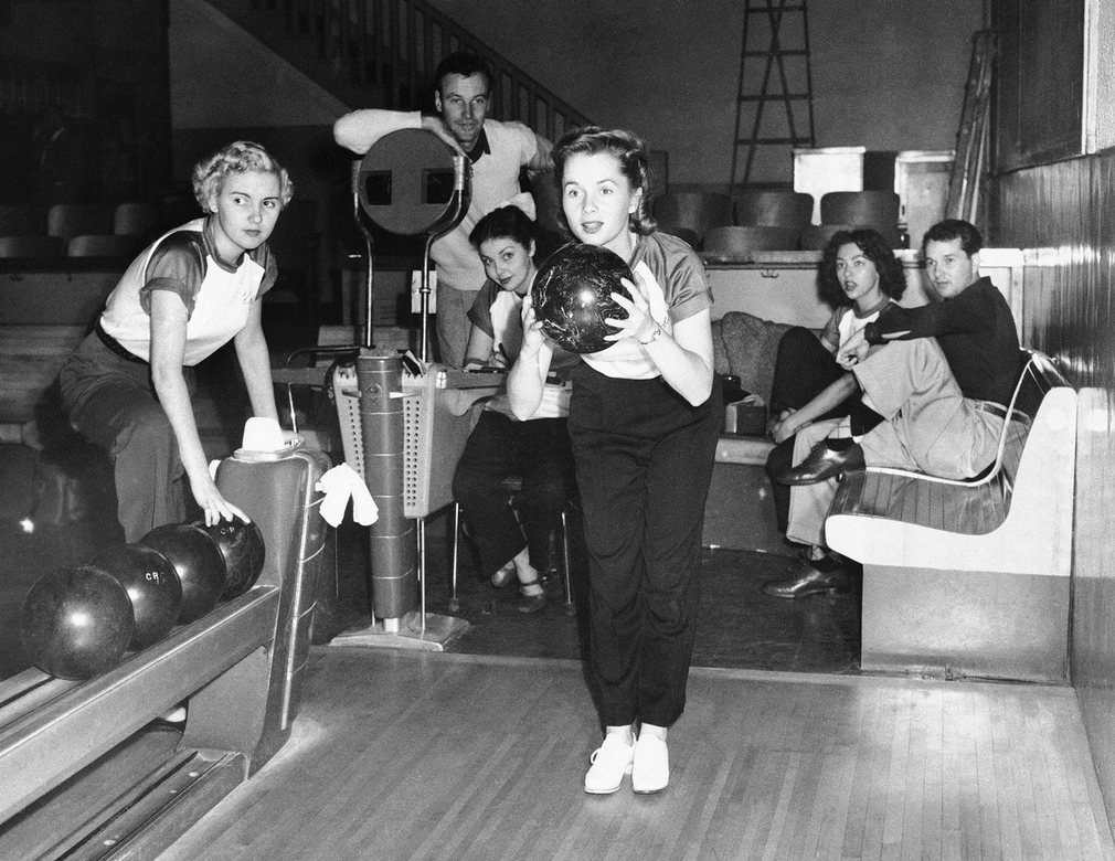 Reynolds durante un partido de bowling en Culver City, California, el 19 de abril de 1951 (AP)