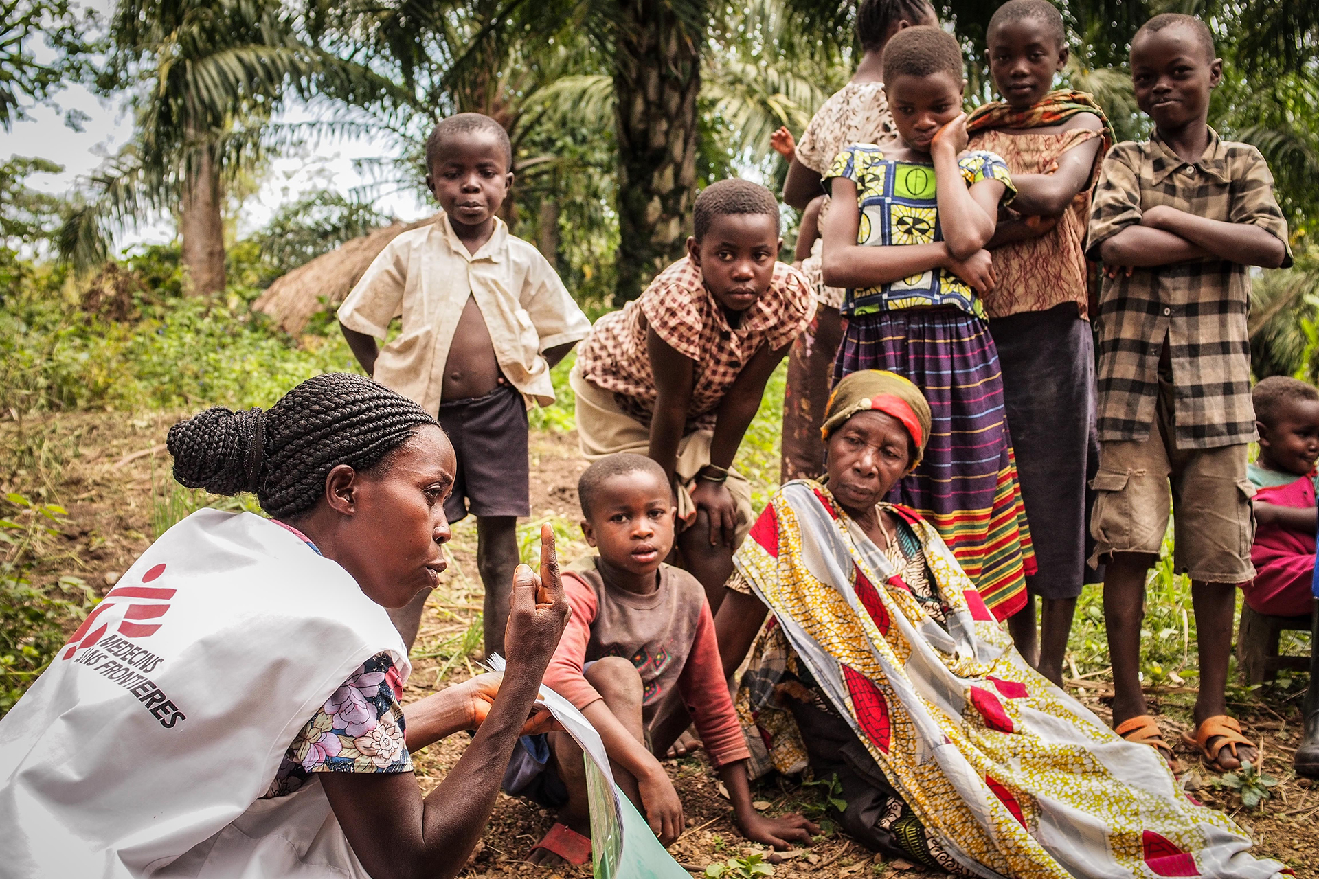 BOGA, REPÚBLICA DEMOCRÁTICA DEL CONGO: Una promotora de la salud de MSF hablando con niños y padres en la aldea de Rubingo durante un proyecto de promoción de la salud y de la salud comunitaria gestionado por MSF en Boga, República Democrática del Congo (© Gabrielle Klein)