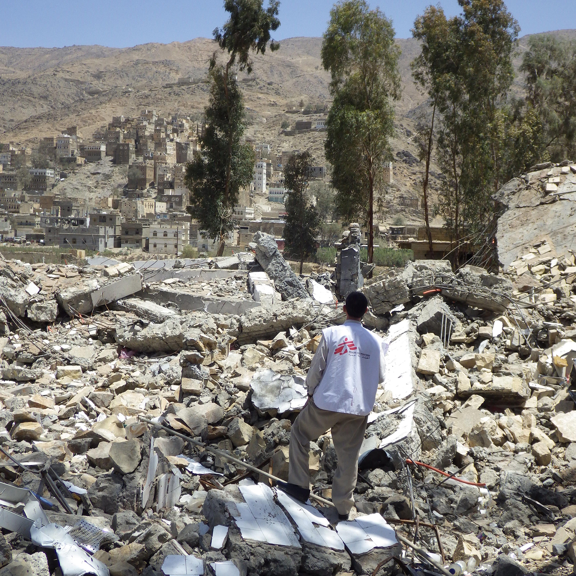 HAYDAN, YEMEN: Un integrante de MSF mirando las ruinas del hospital de la organización en Haydan, Yemen, después de que fuera destruido por bombardeos aéreos (©Atsuhiko Ochiai)