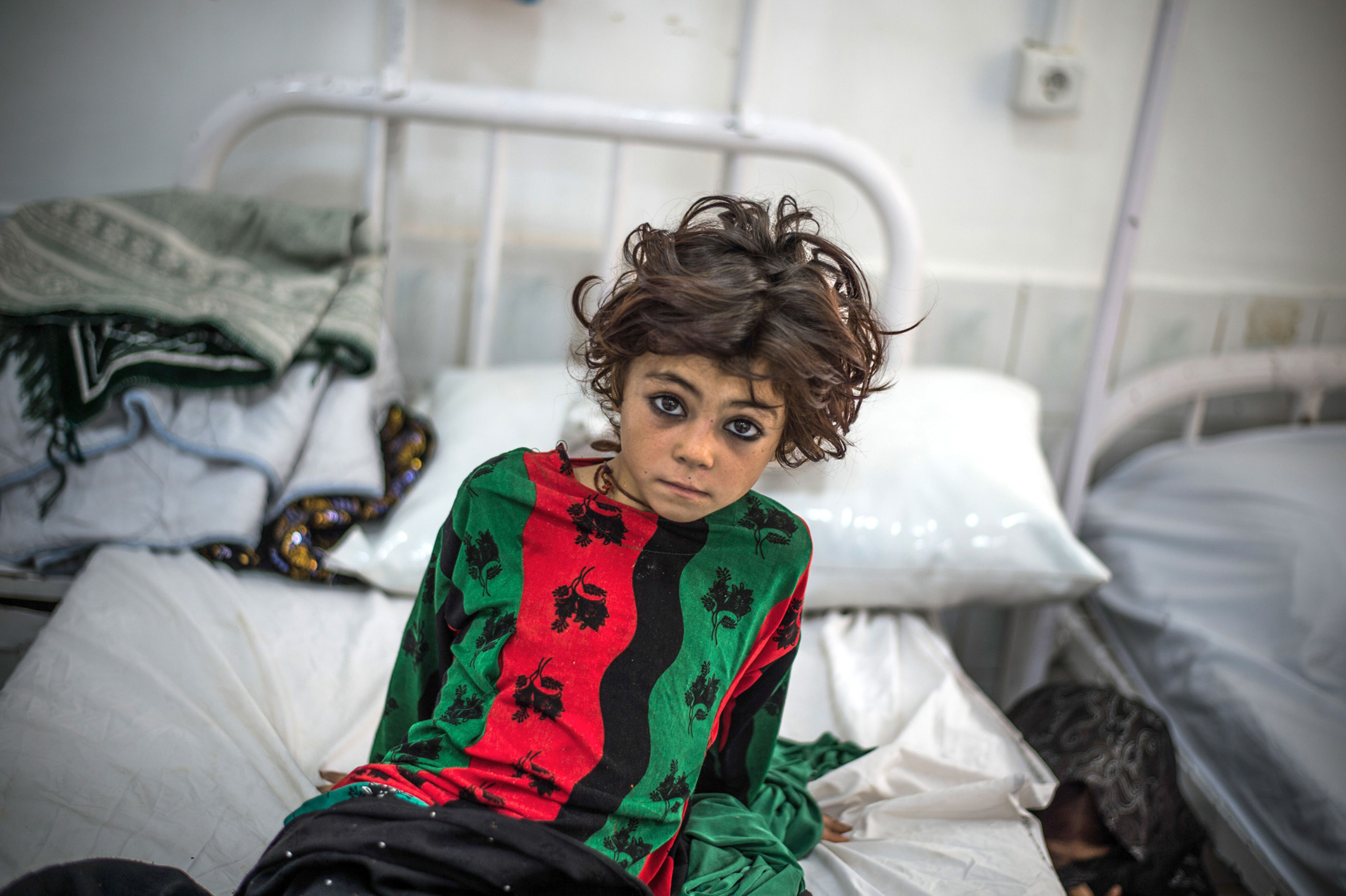LASHKAR GAH, AFGANISTÁN: Una niña esperando en la sala de urgencias del Hospital de Boost en Lashkar Gah, en la provincia de Helmand en Afganistán, que MSF gestiona en colaboración con el Ministerio de Salud ©Kadir Von Lohuizen/NOOR