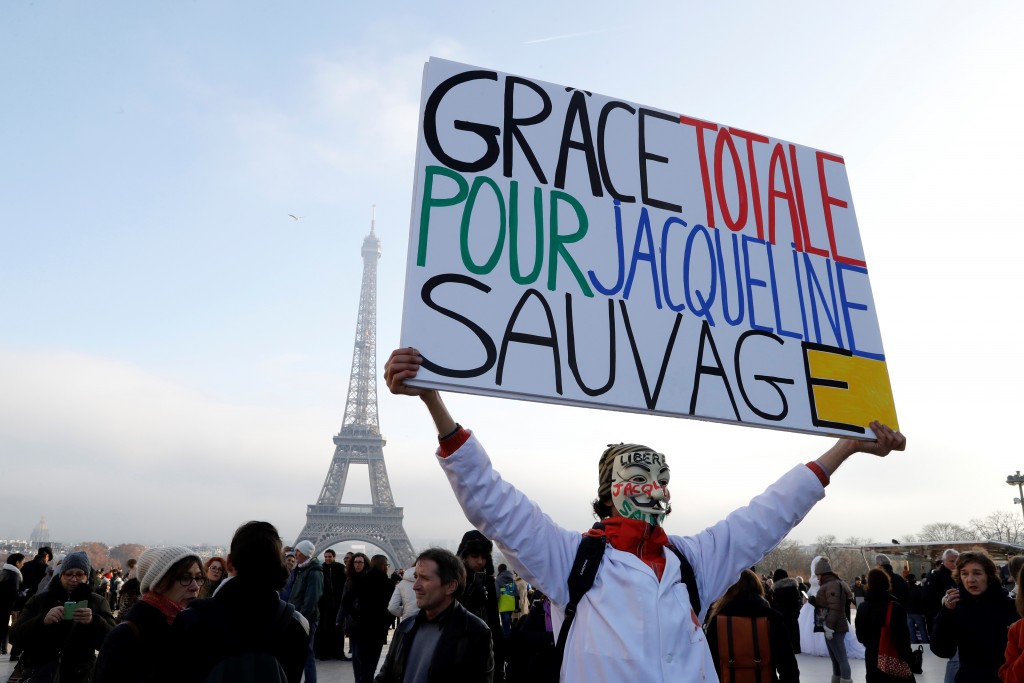 Una mujer manifestando en París por la liberación de Jaqueline Sauvage, el 10 de diciembre de 2016 (AFP)
