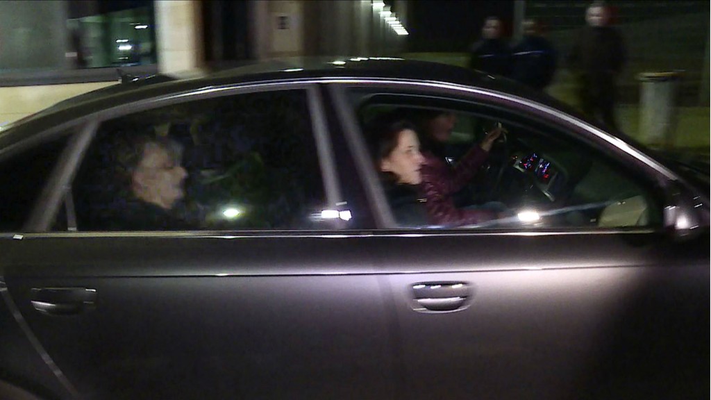 Jaqueline Sauvage junto a sus tres hijas saliendo de la cárcel de Réau (AFP)