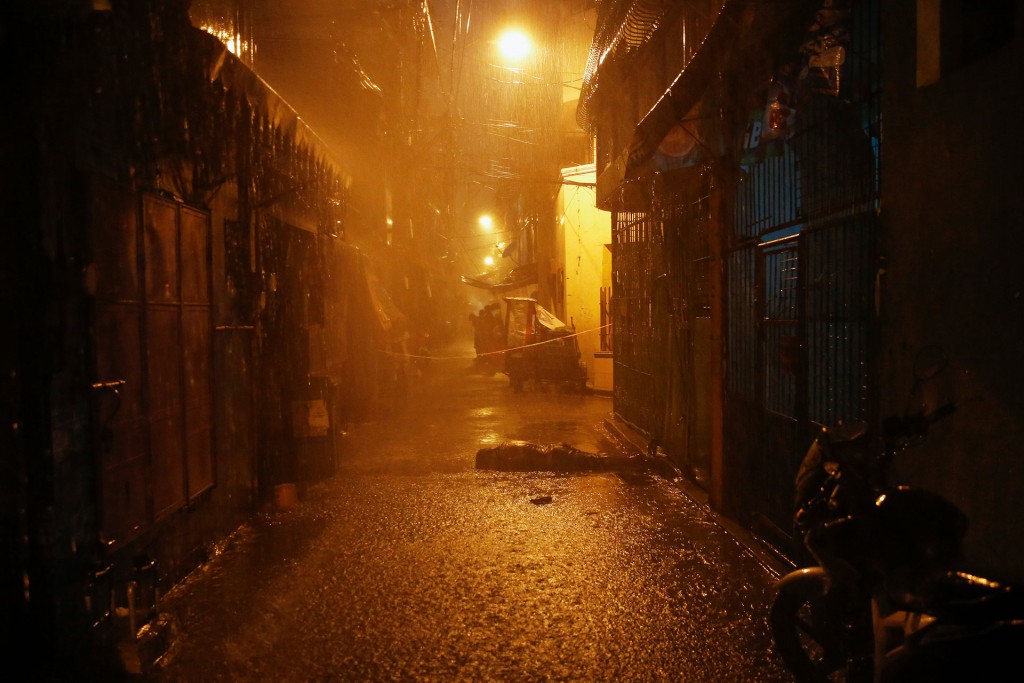 La lluvia moja el cuerpo de un hombre asesinado a tiros por hombres armados no identificados en un callejón de Manila. Las ONG de derechos humanos atribuyen muchas de las aproximadamente 5.000 muertes a la guerra contra las drogas. (Reuters)