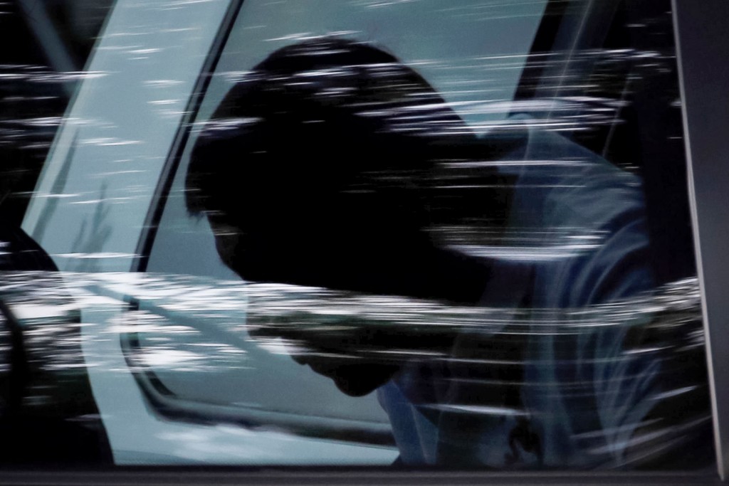 El presidente Rodrigo Duterte, apodado “The Punisher”, llega a un campamento militar en el norte de Filipinas. En su campaña electoral, Duterte prometió desechar los cadáveres de criminales en la Bahía de Manila y “engordar todos los peces allí”. Cumplió su promesa. La policía ha matado a más de 5.000 sospechosos de narcotráfico desde que Duterte asumió el cargo. (Reuters)