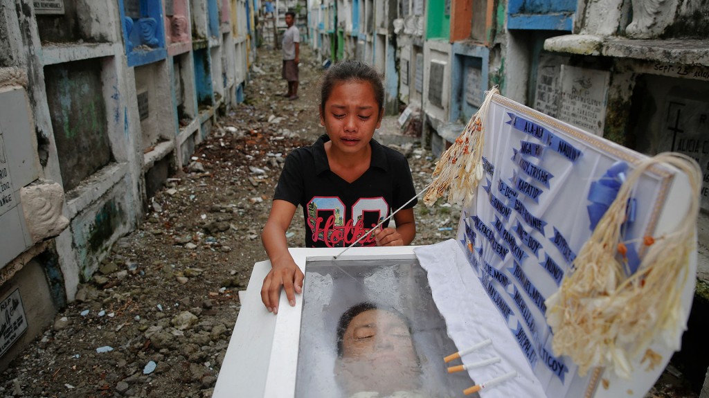 Una niña llora a su padre asesinado por la policía de Filipinas (Reuters)