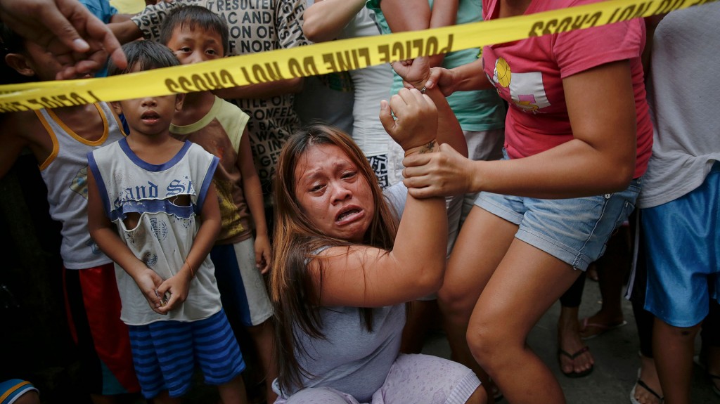 Janeth Mejos observa cómo el cuerpo de su padre, Paquito, muerto a tiros en una operación policial, es llevado desde su casa de Manila. La policía dice haber matado a más de 2.000 sospechosos, en su mayoría en legítima defensa, desde que comenzó la guerra contra las drogas. Pero algunas familias en duelo han dicho a Reuters que sus seres queridos estaban desarmados y pidiendo misericordia cuando la policía abrió fuego (Reuters)