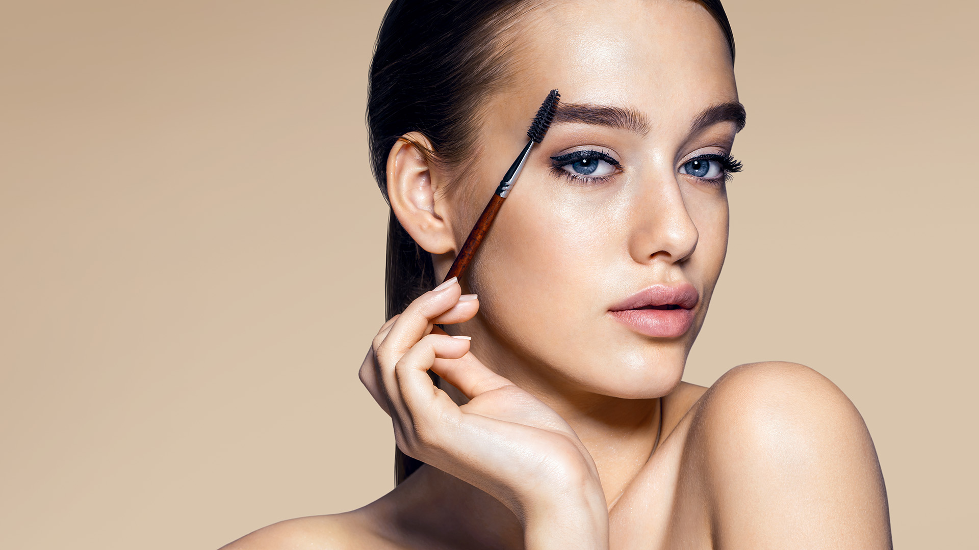 Un maquillaje natural y sin excesos complementan el look ideal para este estilo. (iStock)