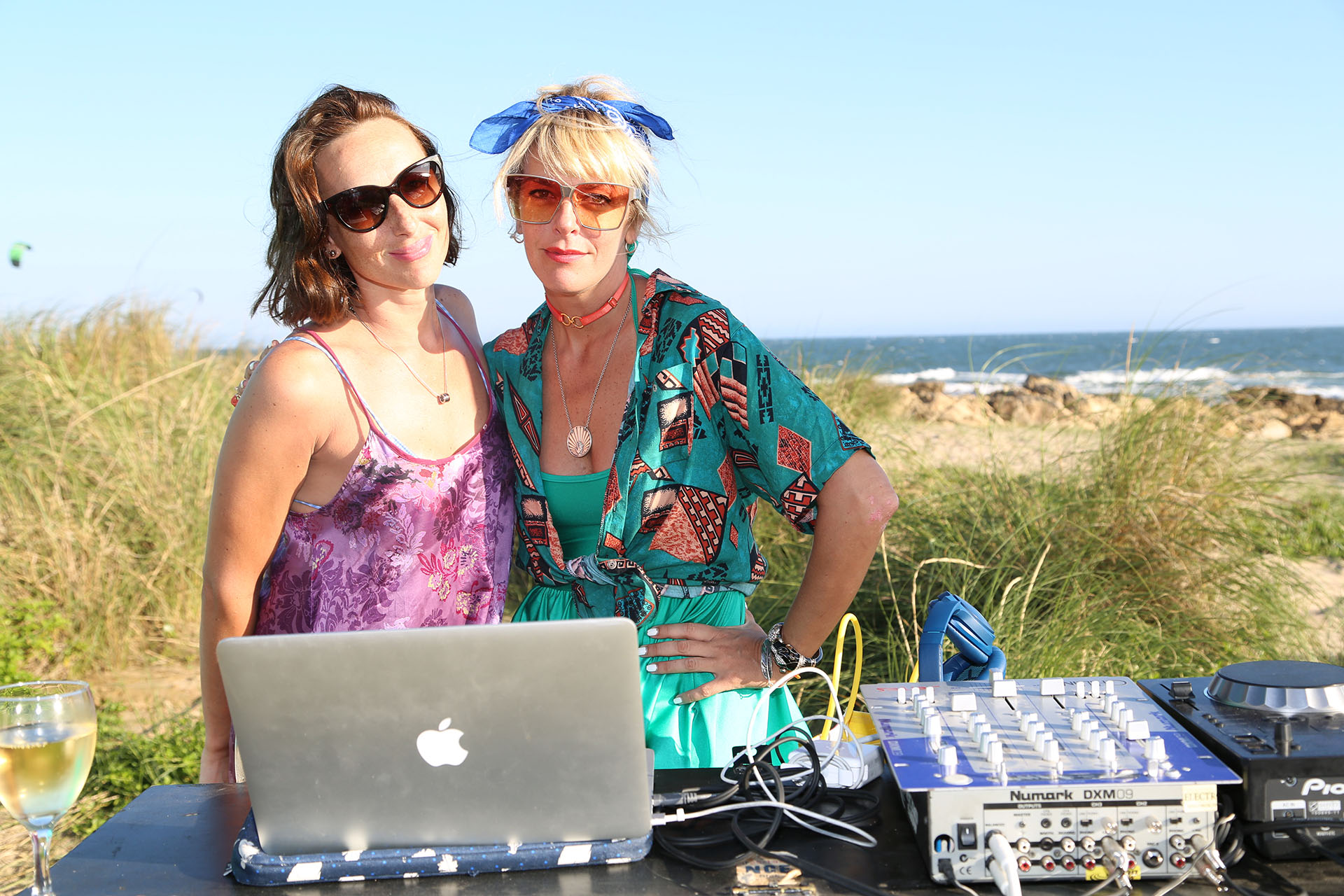 Cata Spinetta y Anita Alvárez de Toledo se diviertieron pasando música en el atardecer del Álamos Punta Wine Bar de Bodega Álamos /// Fotos: Grupo Mass